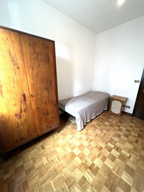 Proponiamo in vendita a Villa del Conte un ampio appartamento di circa 120 mq, situato al primo p...