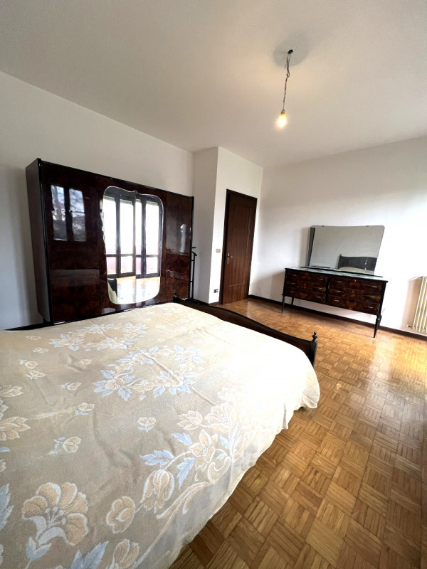 Proponiamo in vendita a Villa del Conte un ampio appartamento di circa 120 mq, situato al primo p...