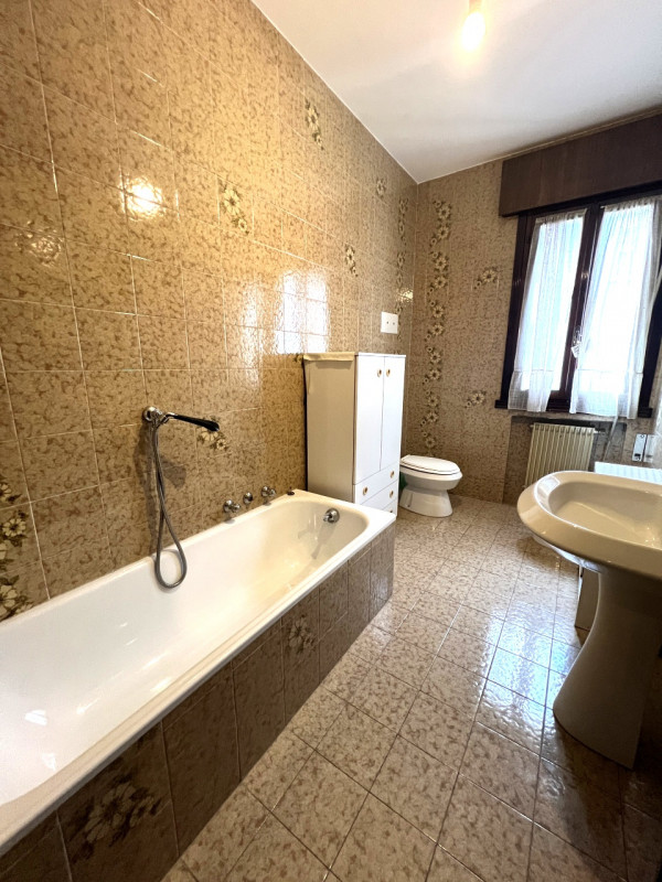 Proponiamo in vendita a Villa del Conte un ampio appartamento di circa 120 mq, situato al primo p...