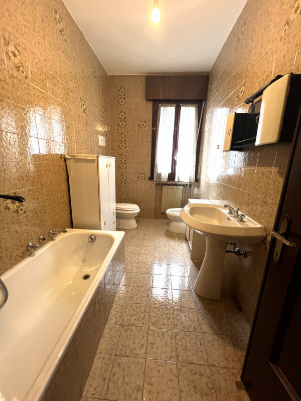 Proponiamo in vendita a Villa del Conte un ampio appartamento di circa 120 mq, situato al primo p...