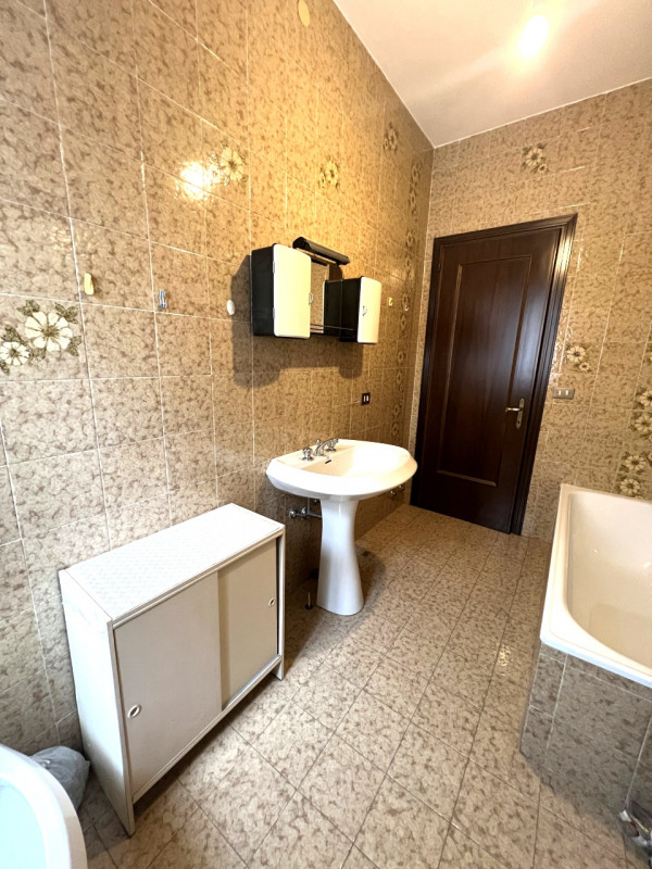 Proponiamo in vendita a Villa del Conte un ampio appartamento di circa 120 mq, situato al primo p...