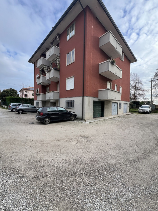 Proponiamo in vendita a Villa del Conte un ampio appartamento di circa 120 mq, situato al primo p...