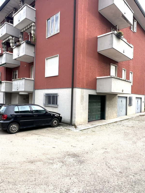 Proponiamo in vendita a Villa del Conte un ampio appartamento di circa 120 mq, situato al primo p...