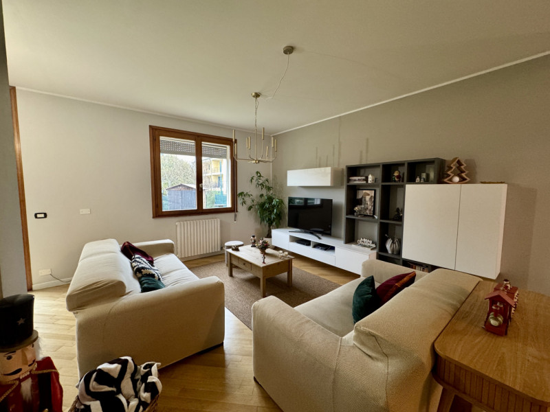 COMPOSIZIONE: 
Proponiamo in vendita villetta singola, sviluppata su più livelli, ideale per chi ...