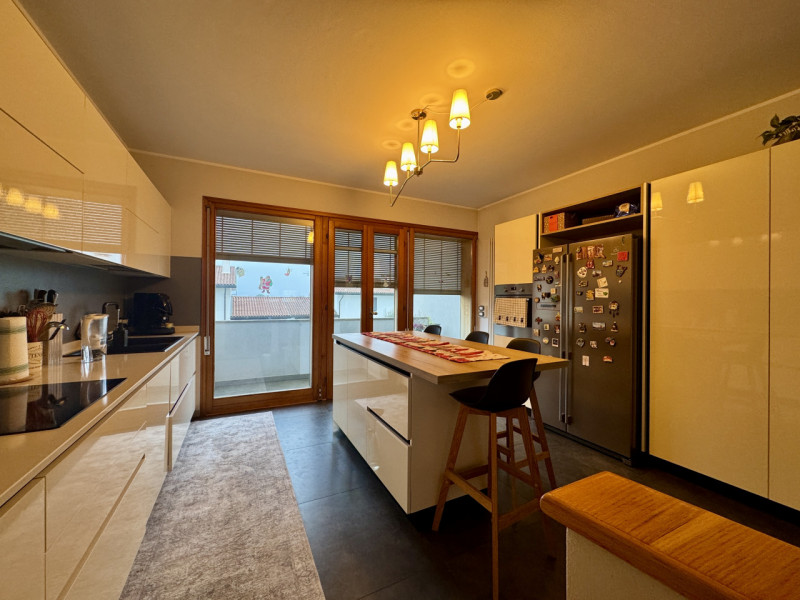 COMPOSIZIONE: 
Proponiamo in vendita villetta singola, sviluppata su più livelli, ideale per chi ...