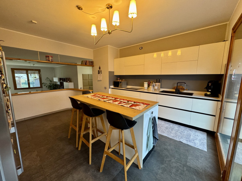 COMPOSIZIONE: 
Proponiamo in vendita villetta singola, sviluppata su più livelli, ideale per chi ...