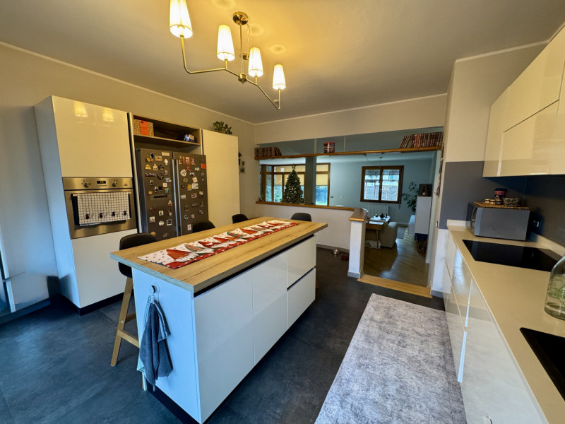 COMPOSIZIONE: 
Proponiamo in vendita villetta singola, sviluppata su più livelli, ideale per chi ...