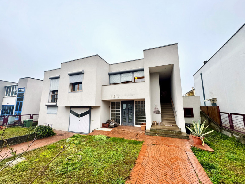 COMPOSIZIONE: 
Proponiamo in vendita villetta singola, sviluppata su più livelli, ideale per chi ...