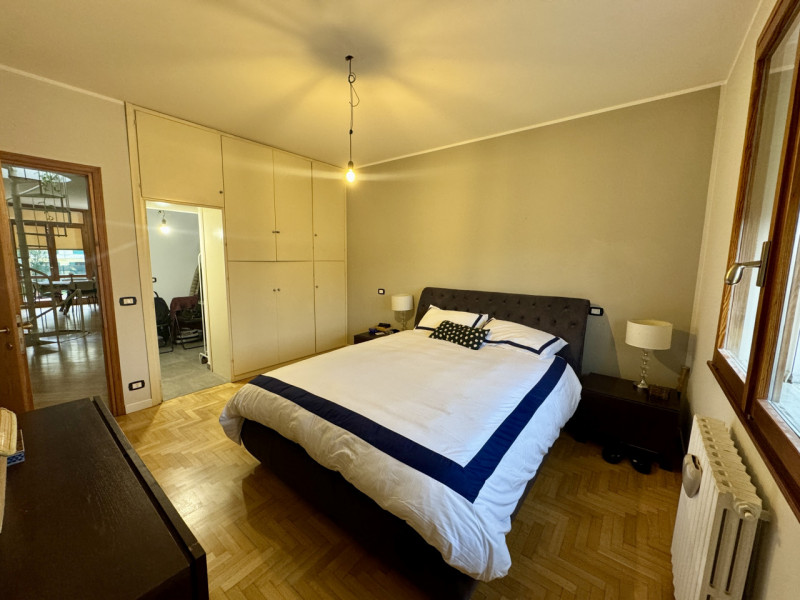 COMPOSIZIONE: 
Proponiamo in vendita villetta singola, sviluppata su più livelli, ideale per chi ...