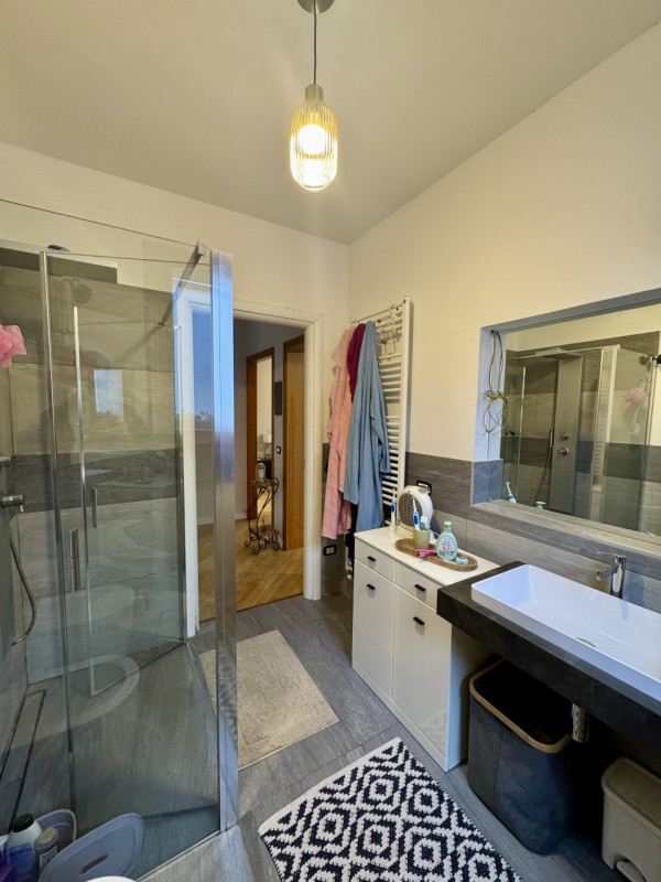 COMPOSIZIONE: 
Proponiamo in vendita villetta singola, sviluppata su più livelli, ideale per chi ...