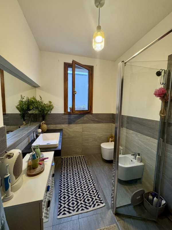 COMPOSIZIONE: 
Proponiamo in vendita villetta singola, sviluppata su più livelli, ideale per chi ...