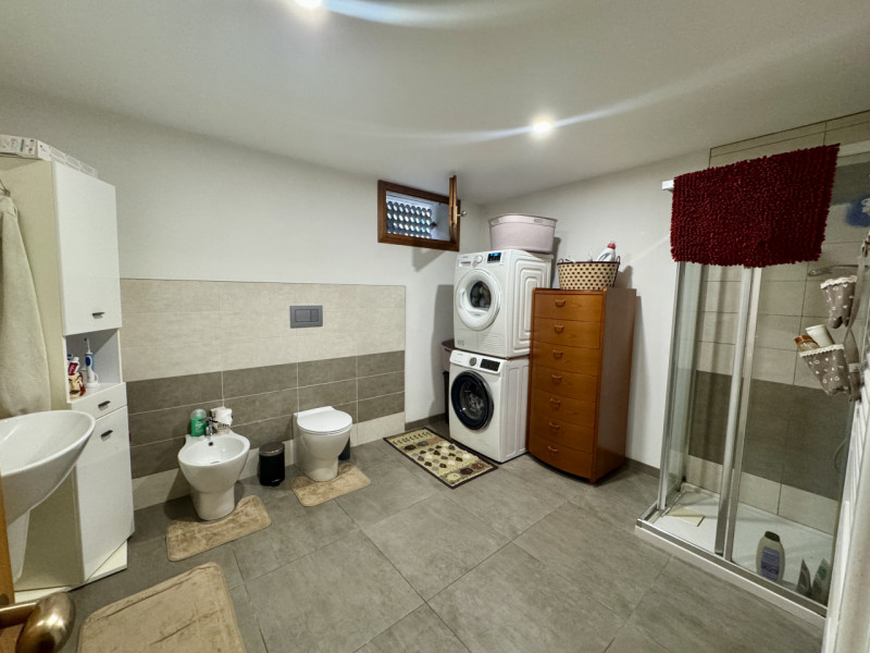 COMPOSIZIONE: 
Proponiamo in vendita villetta singola, sviluppata su più livelli, ideale per chi ...