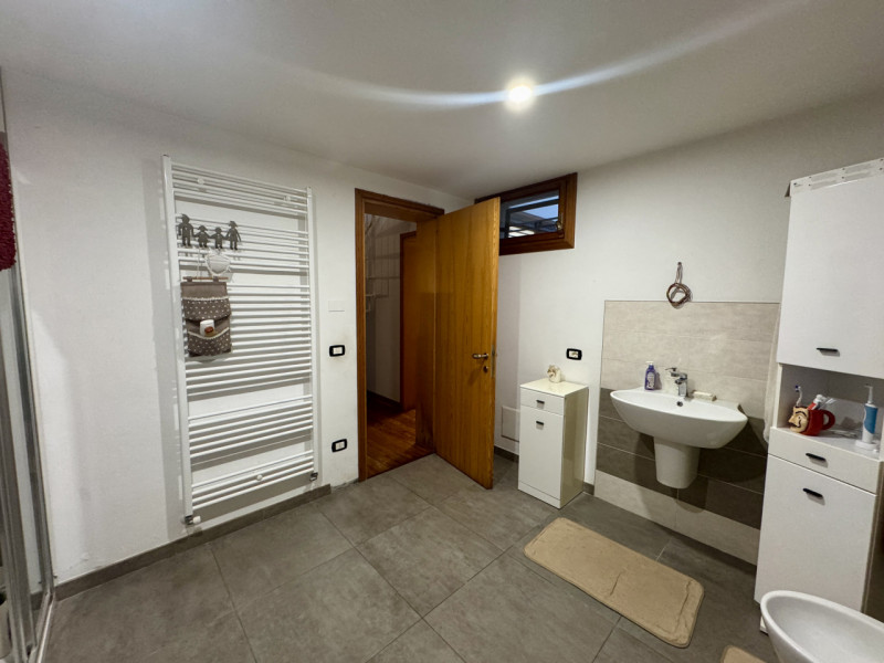 COMPOSIZIONE: 
Proponiamo in vendita villetta singola, sviluppata su più livelli, ideale per chi ...