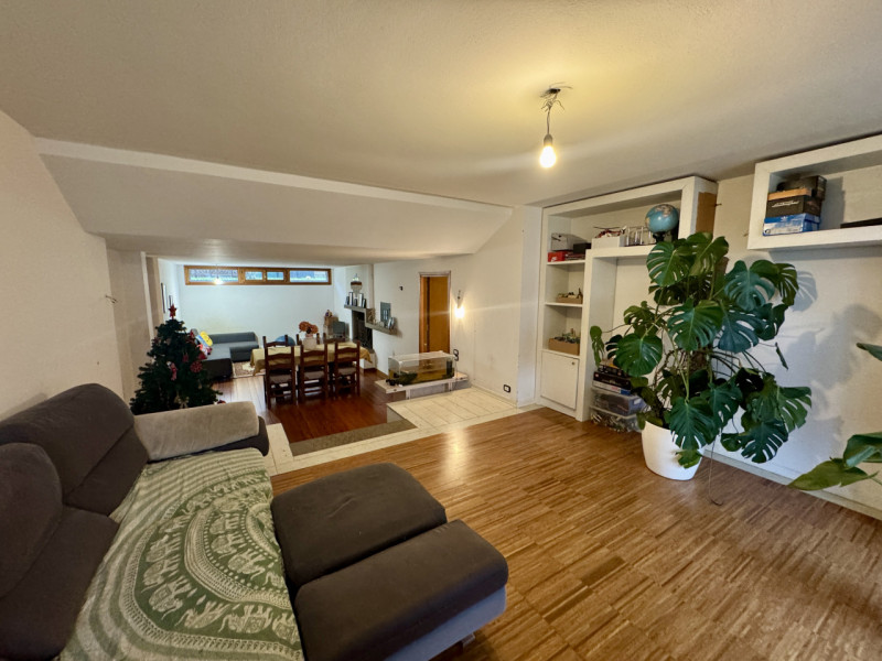 COMPOSIZIONE: 
Proponiamo in vendita villetta singola, sviluppata su più livelli, ideale per chi ...