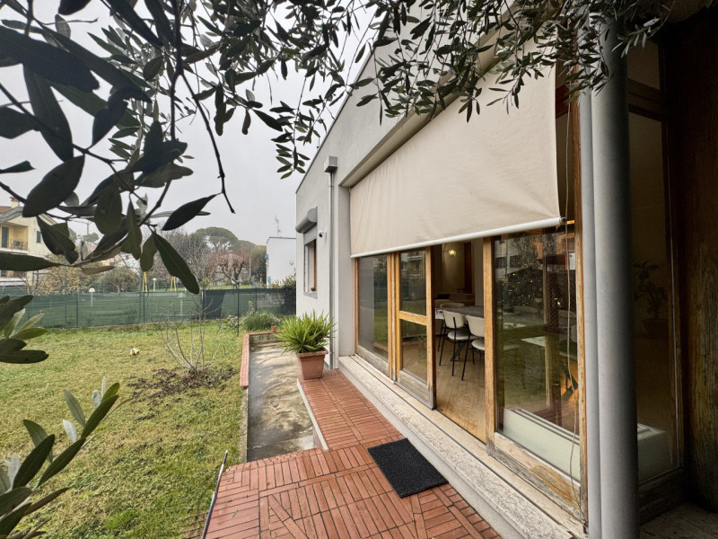 COMPOSIZIONE: 
Proponiamo in vendita villetta singola, sviluppata su più livelli, ideale per chi ...