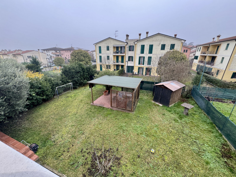 COMPOSIZIONE: 
Proponiamo in vendita villetta singola, sviluppata su più livelli, ideale per chi ...