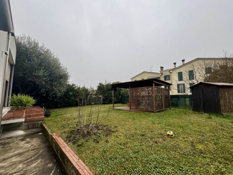 COMPOSIZIONE: 
Proponiamo in vendita villetta singola, sviluppata su più livelli, ideale per chi ...