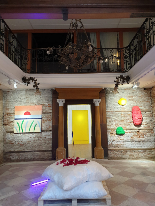 Vendesi ampio negozio su due livelli, fronte fondamenta e rio, in zona di forte passaggio. Attual...