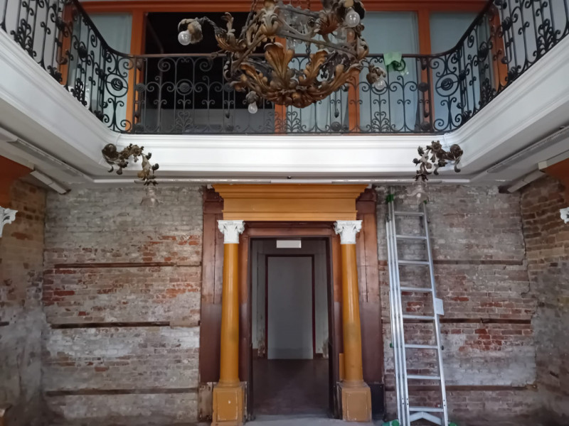 Vendesi ampio negozio su due livelli, fronte fondamenta e rio, in zona di forte passaggio. Attual...