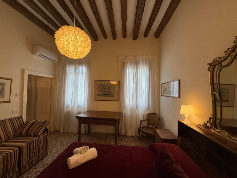 Affittasi appartamento in Campo San Lorenzo (Castello) composto da: ingresso, cottura-soggiorno, ...