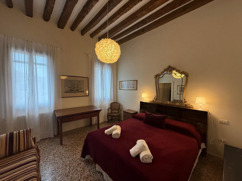 Affittasi appartamento in Campo San Lorenzo (Castello) composto da: ingresso, cottura-soggiorno, ...