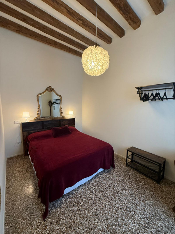 Affittasi appartamento in Campo San Lorenzo (Castello) composto da: ingresso, cottura-soggiorno, ...