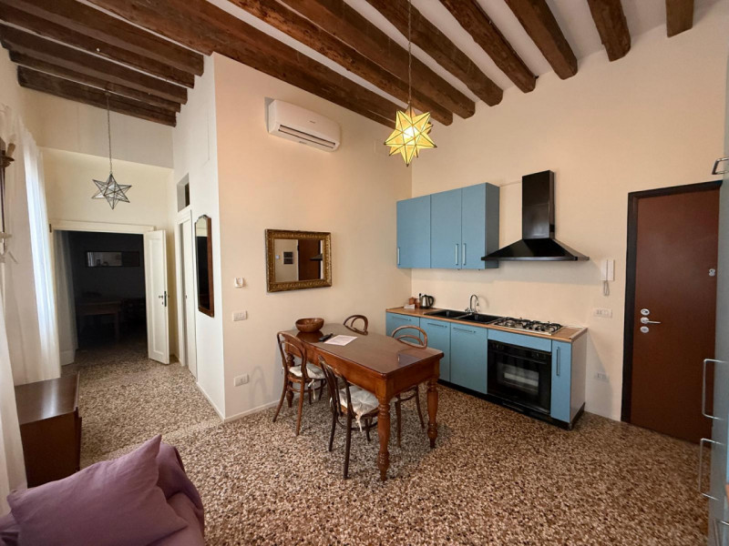 Affittasi appartamento in Campo San Lorenzo (Castello) composto da: ingresso, cottura-soggiorno, ...