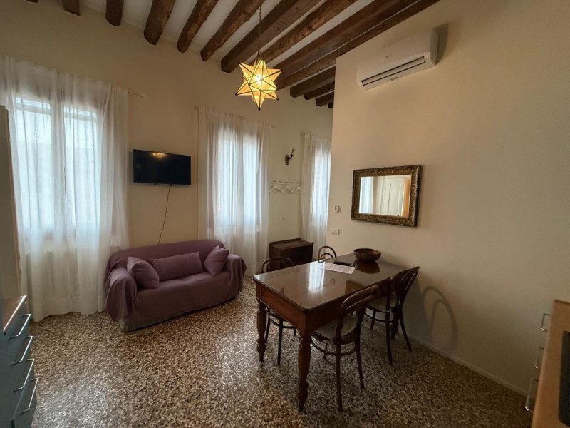 Affittasi appartamento in Campo San Lorenzo (Castello) composto da: ingresso, cottura-soggiorno, ...