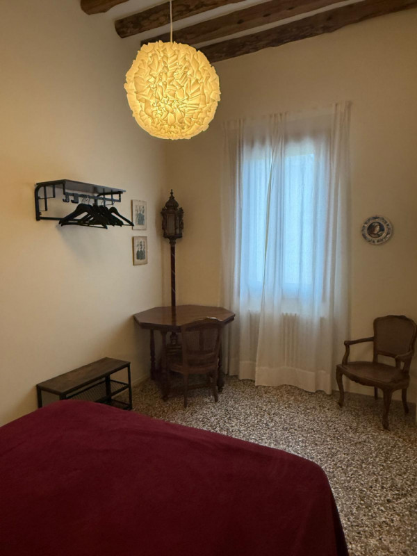 Affittasi appartamento in Campo San Lorenzo (Castello) composto da: ingresso, cottura-soggiorno, ...