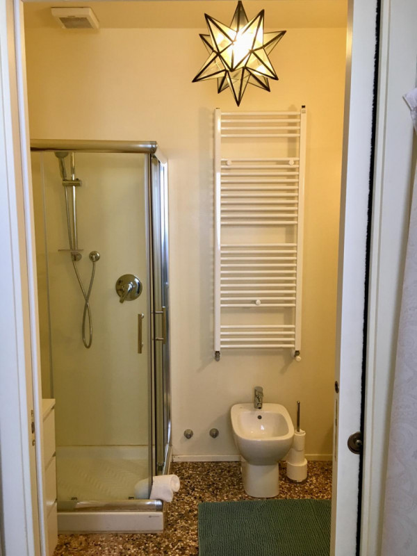 Affittasi appartamento in Campo San Lorenzo (Castello) composto da: ingresso, cottura-soggiorno, ...