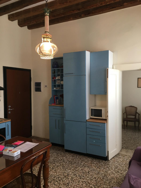 Affittasi appartamento in Campo San Lorenzo (Castello) composto da: ingresso, cottura-soggiorno, ...
