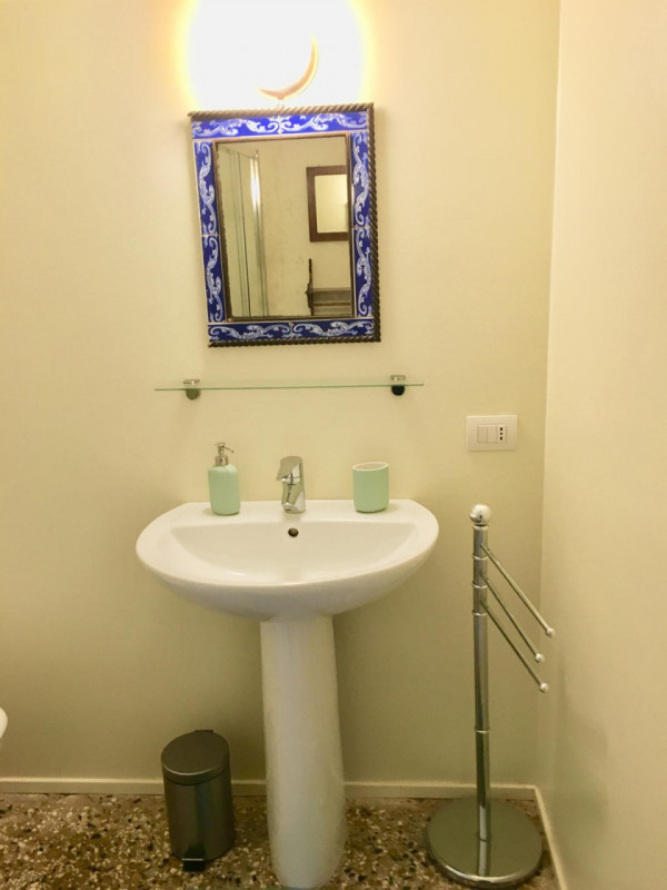 Affittasi appartamento in Campo San Lorenzo (Castello) composto da: ingresso, cottura-soggiorno, ...