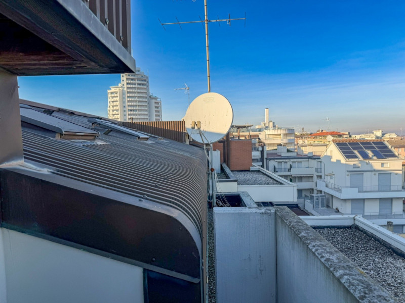 (Per INFO Giovanni 3888920530) NOSTRA ESCLUSIVA. Nel cuore pulsante di Jesolo Lido, in una delle ...