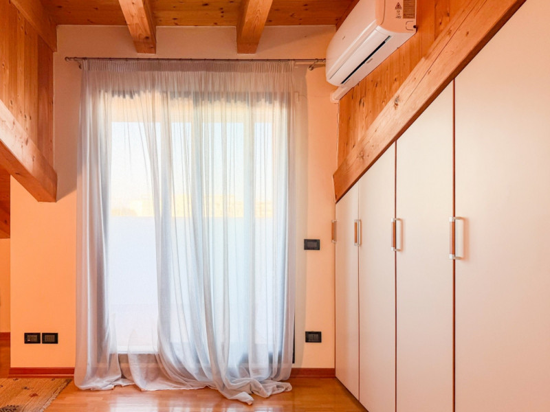 (Per INFO Giovanni 3888920530) NOSTRA ESCLUSIVA. Nel cuore pulsante di Jesolo Lido, in una delle ...