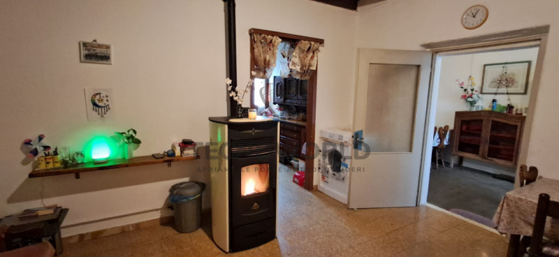 Scopri questa particolare casetta a schiera situata nel cuore della frazione di Case, nel Comune ...