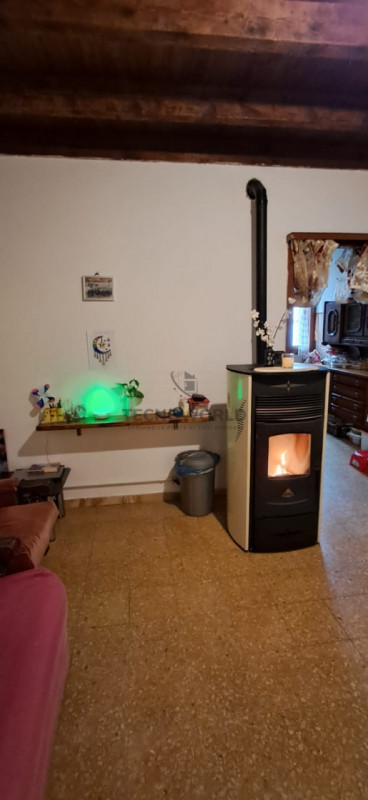 Scopri questa particolare casetta a schiera situata nel cuore della frazione di Case, nel Comune ...