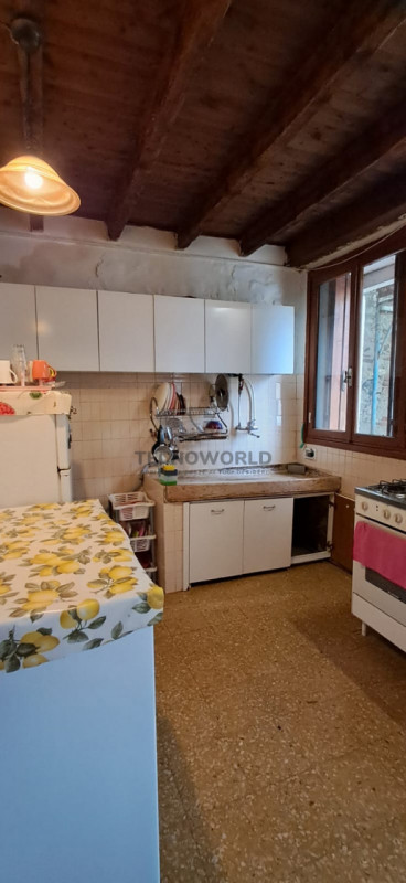 Scopri questa particolare casetta a schiera situata nel cuore della frazione di Case, nel Comune ...