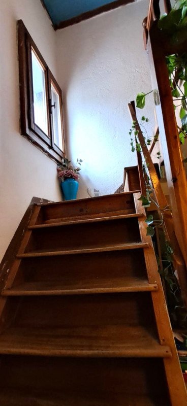 Scopri questa particolare casetta a schiera situata nel cuore della frazione di Case, nel Comune ...