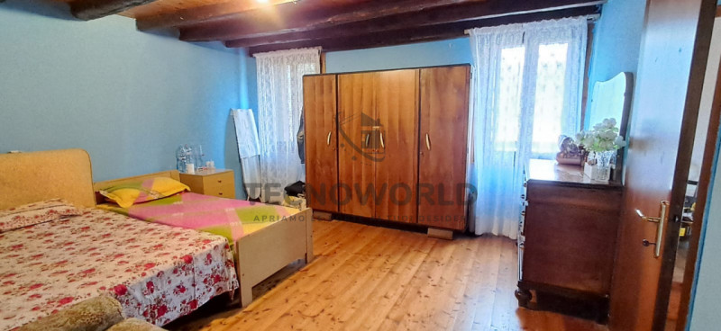 Scopri questa particolare casetta a schiera situata nel cuore della frazione di Case, nel Comune ...