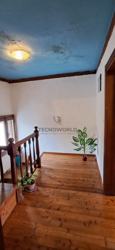 Scopri questa particolare casetta a schiera situata nel cuore della frazione di Case, nel Comune ...