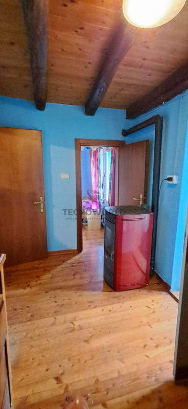 Scopri questa particolare casetta a schiera situata nel cuore della frazione di Case, nel Comune ...