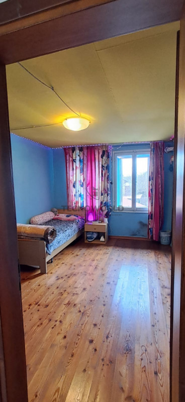 Scopri questa particolare casetta a schiera situata nel cuore della frazione di Case, nel Comune ...