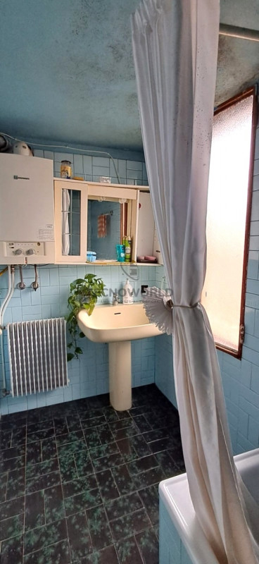 Scopri questa particolare casetta a schiera situata nel cuore della frazione di Case, nel Comune ...