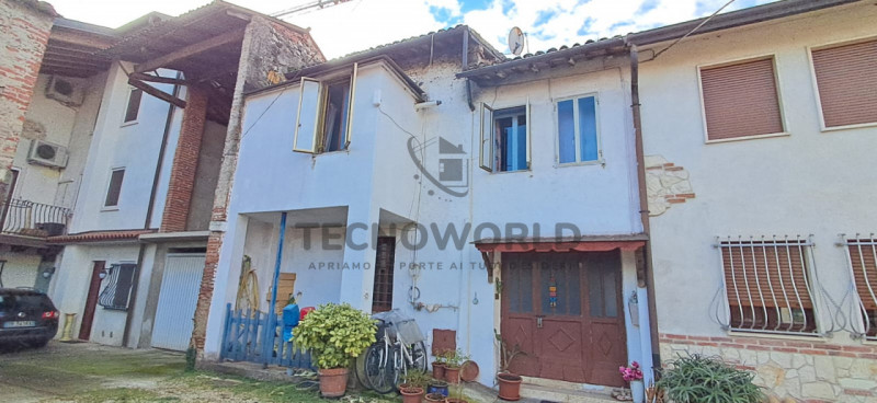 Scopri questa particolare casetta a schiera situata nel cuore della frazione di Case, nel Comune ...