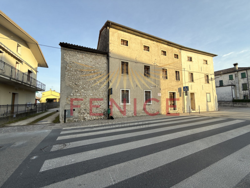 Nel cuore autentico di Pieve di Soligo, dove la storia si intreccia con il ritmo lento della vita...