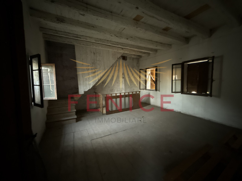 Nel cuore autentico di Pieve di Soligo, dove la storia si intreccia con il ritmo lento della vita...