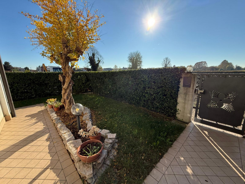 In tranquilla zona residenziale proponiamo bifamiliare recente e altamente efficiente, sviluppata...