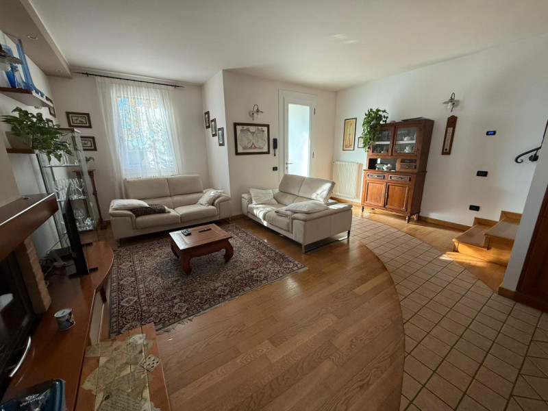 In tranquilla zona residenziale proponiamo bifamiliare recente e altamente efficiente, sviluppata...