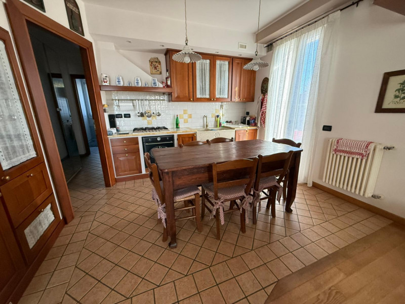 In tranquilla zona residenziale proponiamo bifamiliare recente e altamente efficiente, sviluppata...