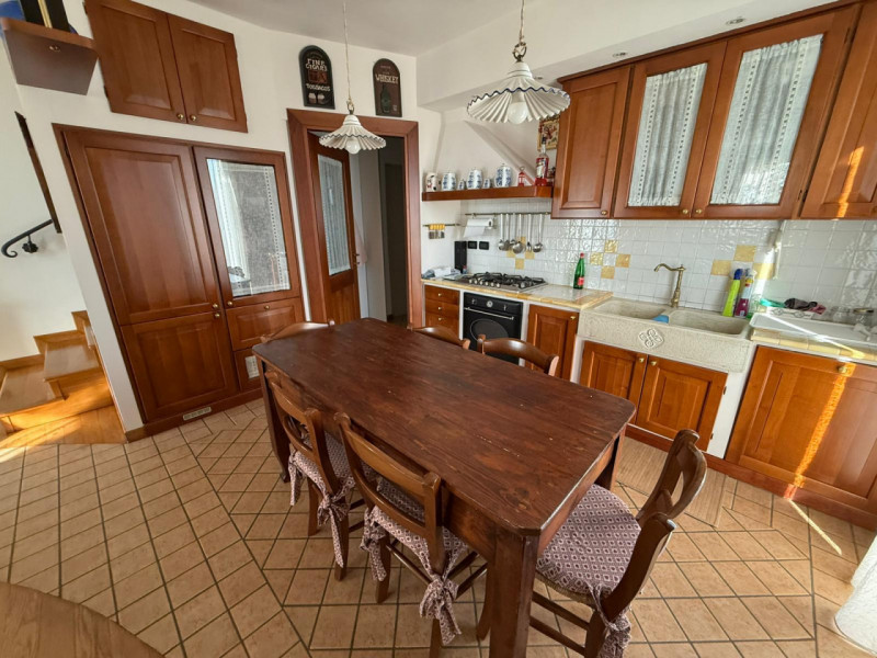 In tranquilla zona residenziale proponiamo bifamiliare recente e altamente efficiente, sviluppata...